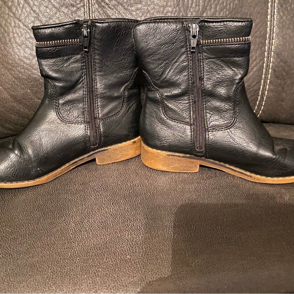 Stevies Sz 1M Girls Black Booties 😊😊
